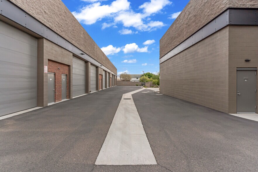 More Photos Of 15032 N 74th St, Scottsdale Showroom For Sale