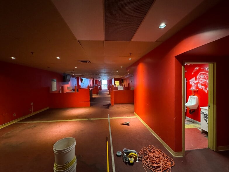 More Photos Of 1055 Boul Saint-Laurent, Montréal General Retail For Lease