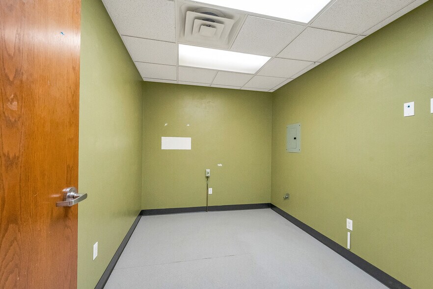 More Photos Of 2770 Manitowoc Rd, Green Bay Office For Sale