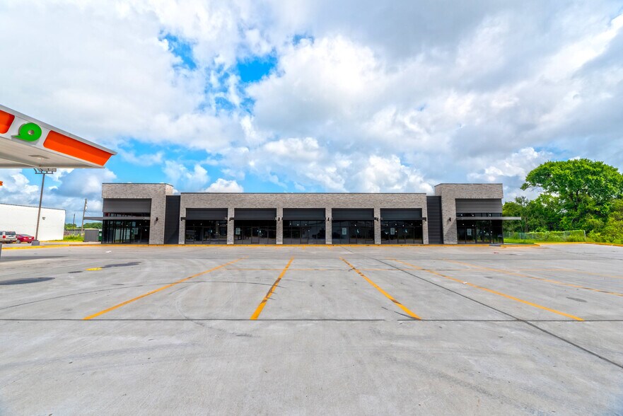 More Photos Of 7241 Lawndale St, Houston Storefront For Lease