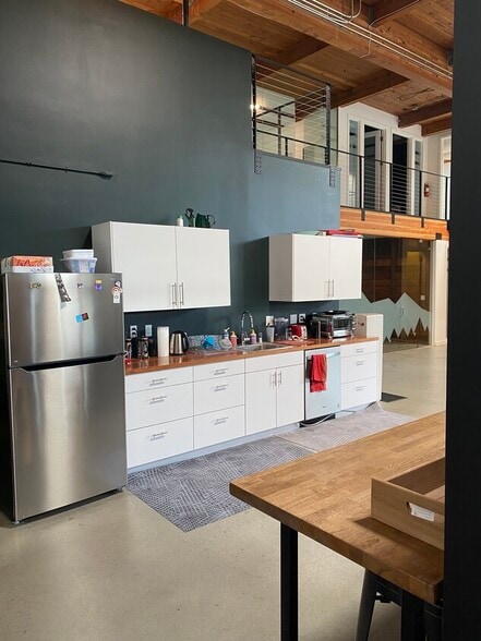 More Photos Of 2105-2121 SE 7th Ave, Portland Warehouse For Sale