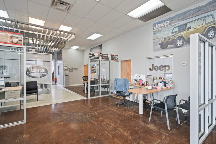 More Photos Of 3450 Tom Austin Hwy, Springfield Auto Dealership For Lease