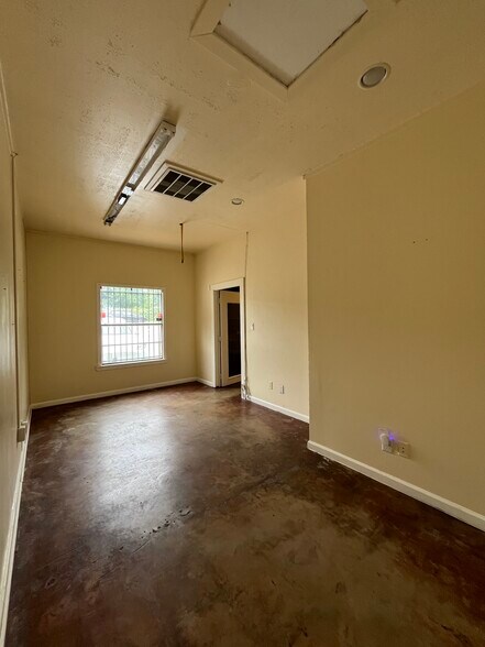 More Photos Of 513 Thompson Ln, Austin Flex For Lease