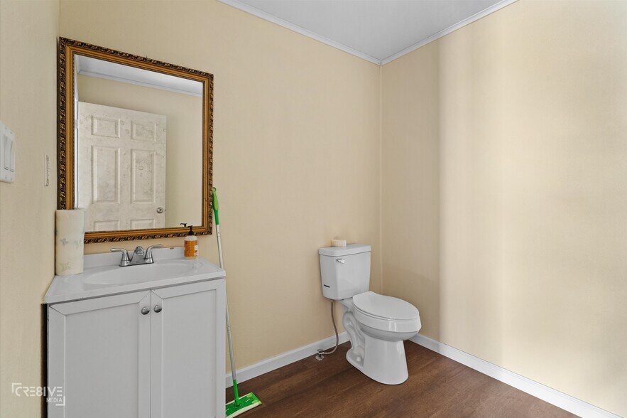 More Photos Of 157 S Henderson St, Rusk Flex For Sale