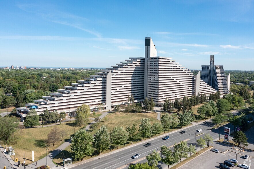Primary Photo Of 5199 Rue Sherbrooke E, Montréal Apartments For Lease