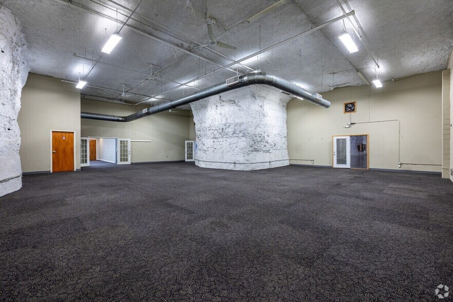 More Photos Of 1600 N State Route 291, Independence Warehouse For Lease