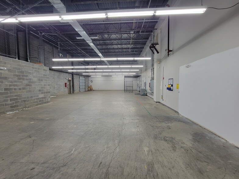 More Photos Of 900 Corporate Blvd, Newburgh Light Distribution For Lease