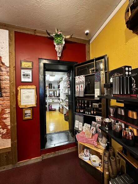 More Photos Of 1020 N Main St, Cottonwood General Retail For Sale