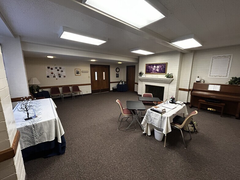 More Photos Of 11022 Riverside Drive, North Hollywood Religious Facility For Lease