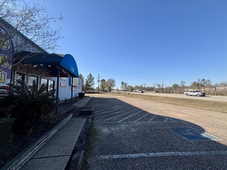 More Photos Of 1700 N Loop 336 E, Conroe Auto Repair For Lease