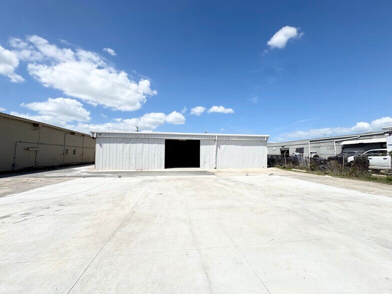 More Photos Of 3160 N 46th Ave, Saint Petersburg Warehouse For Sale