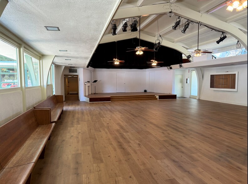 More Photos Of 21338 Dumetz Rd, Woodland Hills Religious Facility For Lease