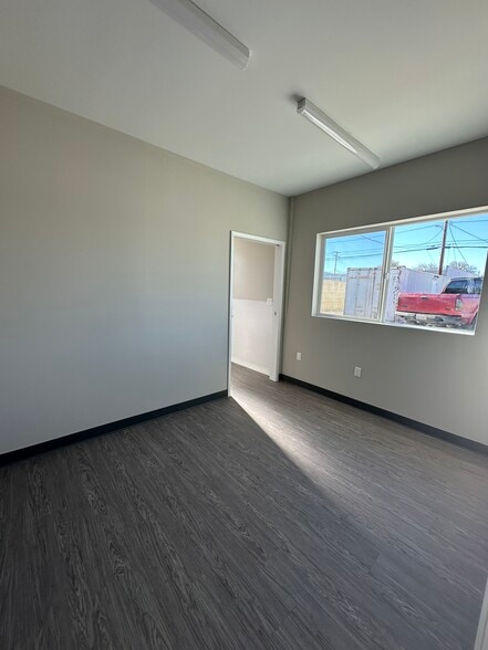 More Photos Of 25824 Springbrook Ave, Santa Clarita Flex For Sale