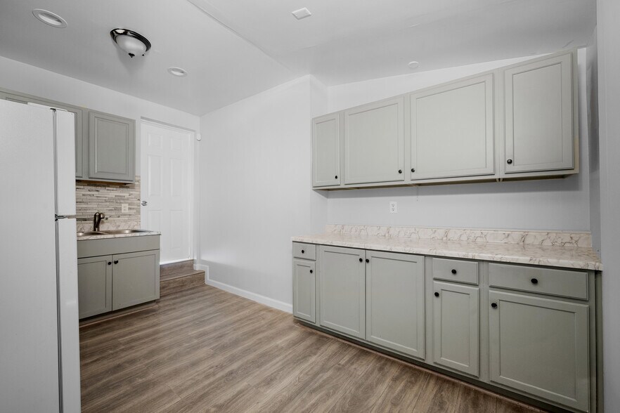 More Photos Of 7798 Foothill Blvd, Tujunga Freestanding For Sale