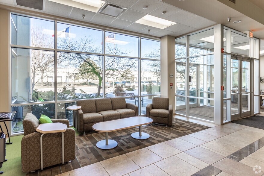 More Photos Of 4301-4309 121st St, Urbandale Distribution For Lease