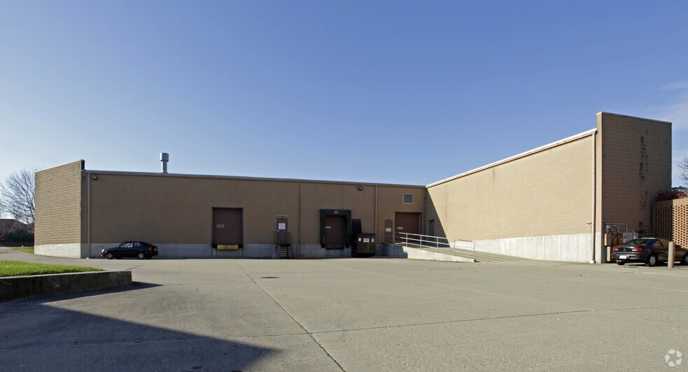 More Photos Of 11820 Kemper Springs Dr, Forest Park Flex For Lease