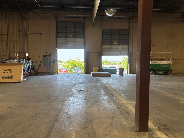 More Photos Of 11105-11119 Landmark 35 Dr, San Antonio Warehouse For Lease