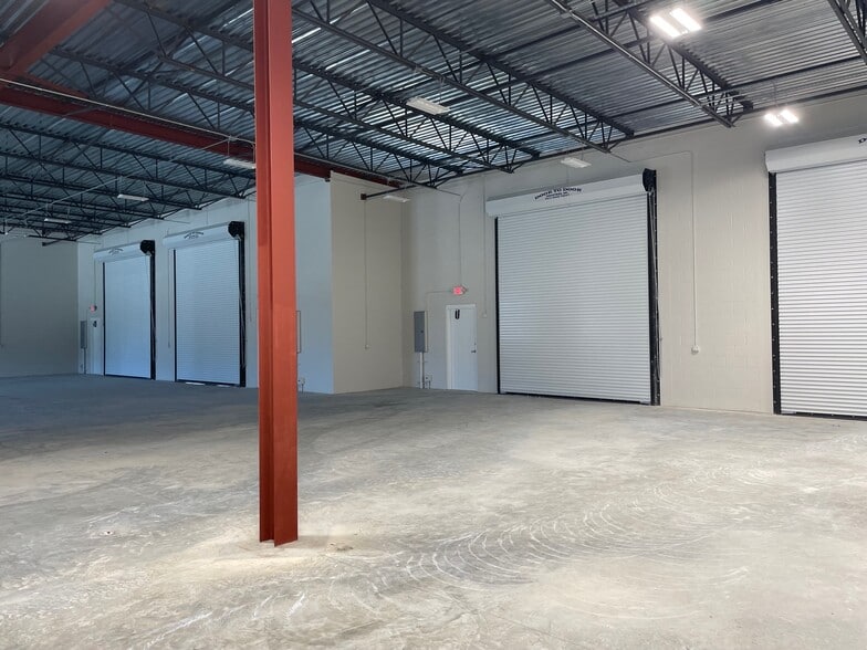 More Photos Of 3931 SE Commerce Ave, Stuart Warehouse For Lease