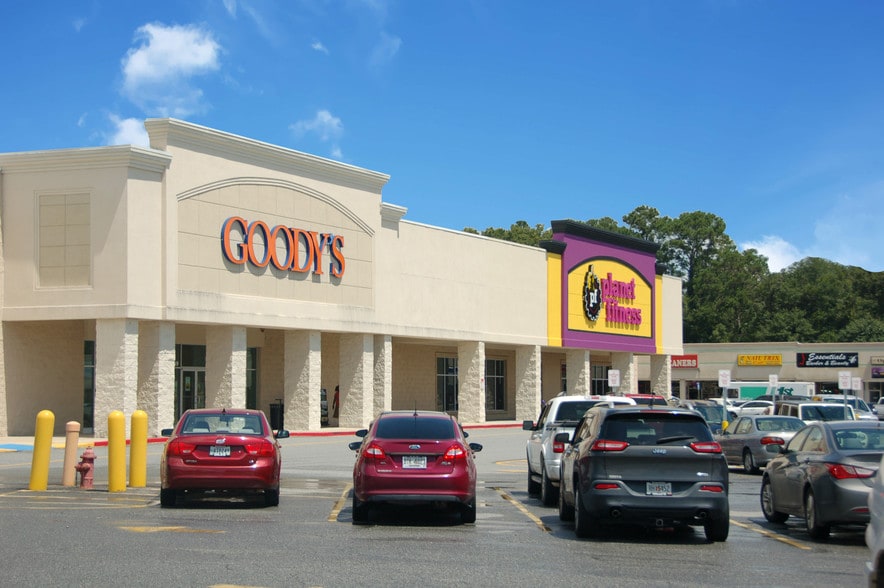 More Photos Of 105-149 W Hendry St, Hinesville Storefront For Lease