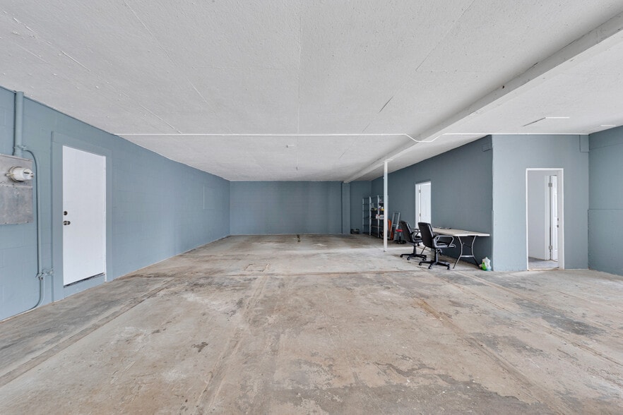 More Photos Of 23045 Drayton St, Santa Clarita Warehouse For Sale