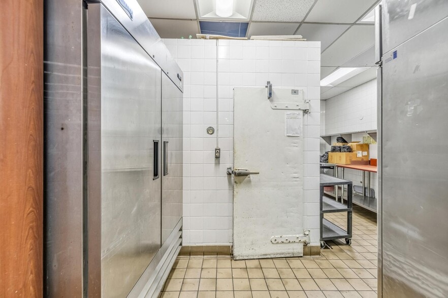 More Photos Of 5075 Hollywood Blvd, Los Angeles Restaurant For Lease