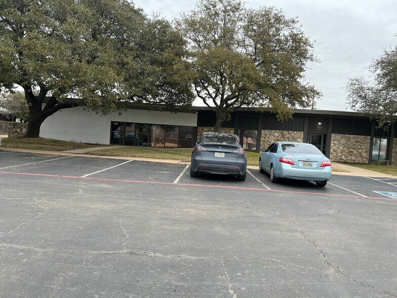 More Photos Of 2912 N Macarthur Blvd, Irving Medical For Lease