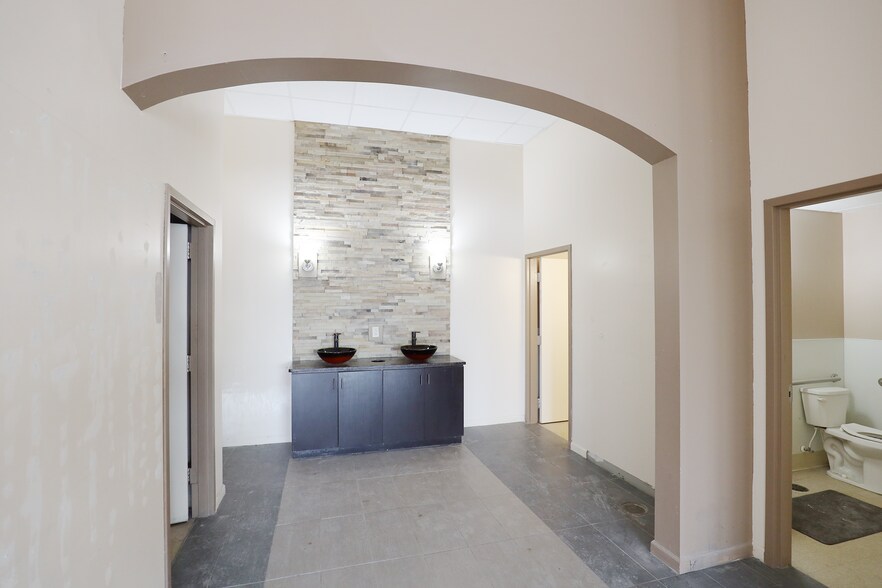 More Photos Of 6221-6291 Som Center Rd, Solon Unknown For Lease