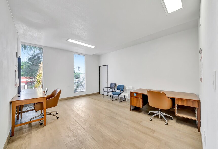 More Photos Of 1926 S Main St, Santa Ana Office For Lease