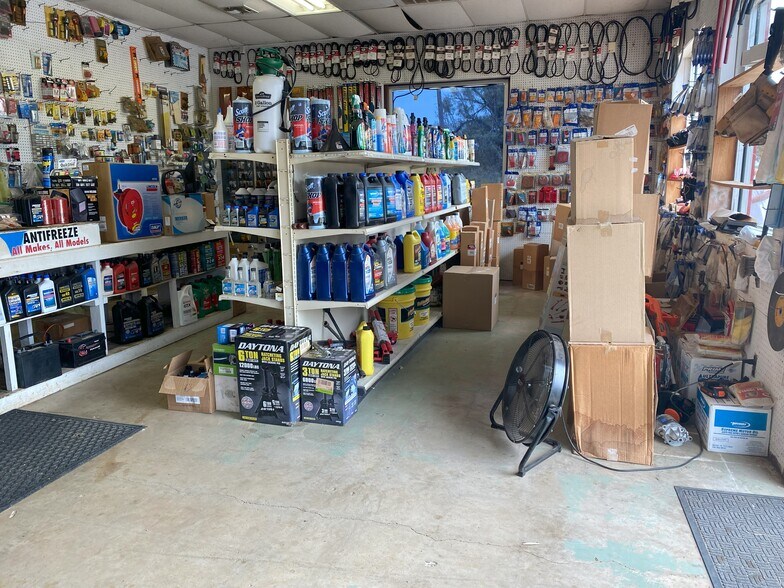 More Photos Of 119 S Commerce St, Dilley Storefront Retail Residential For Sale