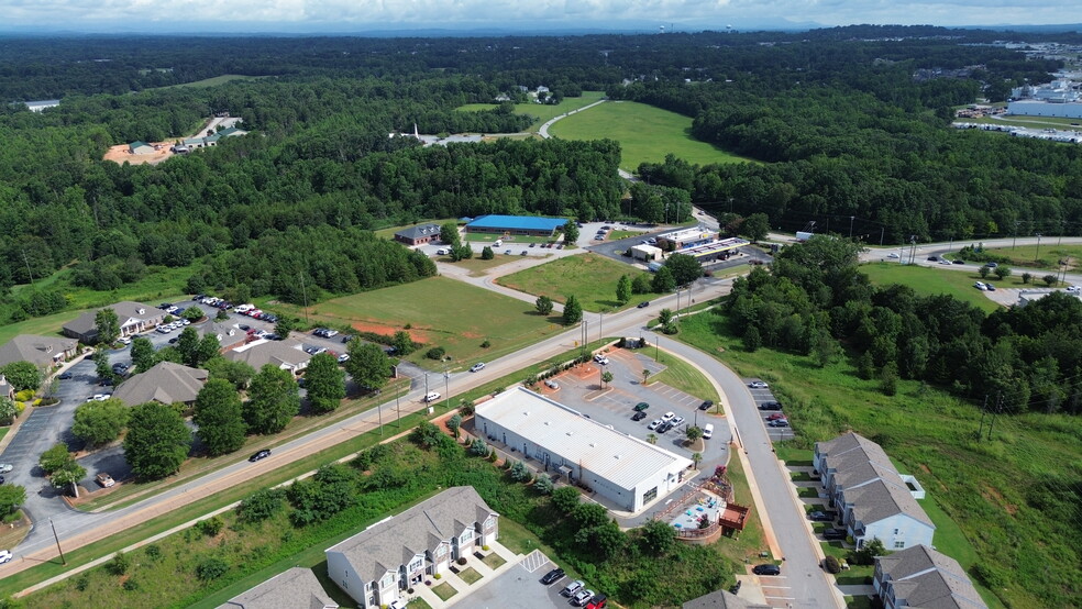 More Photos Of 5 Moorlyn Ln, Greer Storefront For Lease