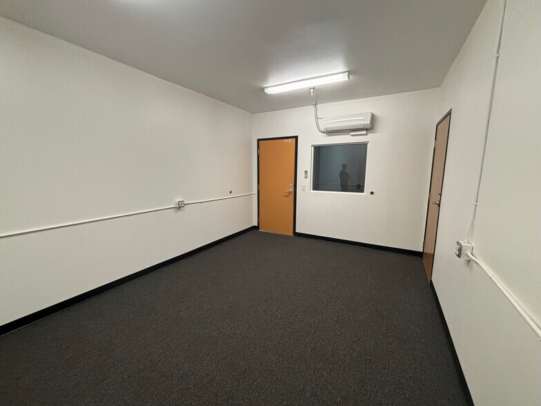 More Photos Of 11438 Knott St, Garden Grove Warehouse For Lease
