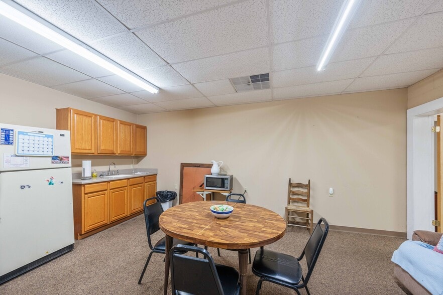 More Photos Of 364 W Main St, Decaturville Flex For Sale