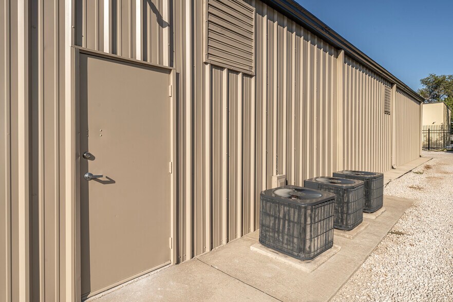 More Photos Of 921 N Lahoma Ave, Norman Light Manufacturing For Sale