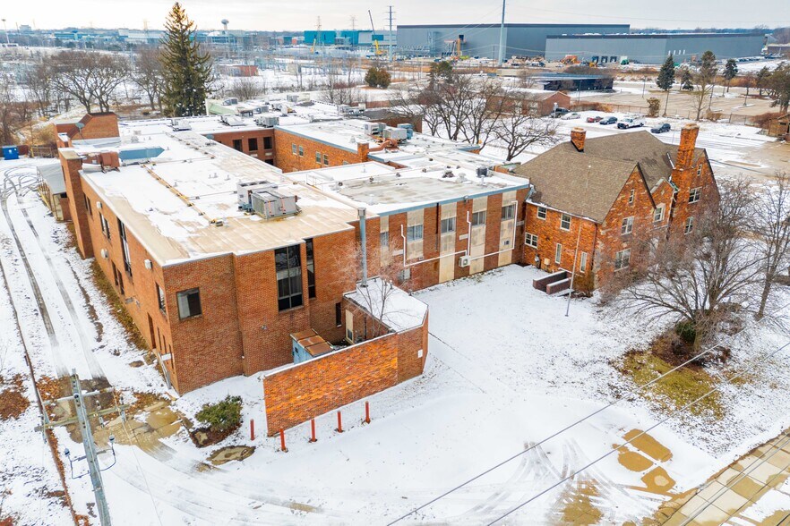 More Photos Of 6902 Chicago Rd, Warren Schools For Sale