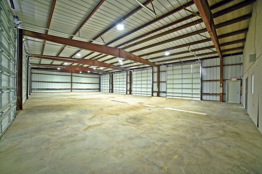 More Photos Of 6637 Leopard St, Corpus Christi Warehouse For Lease