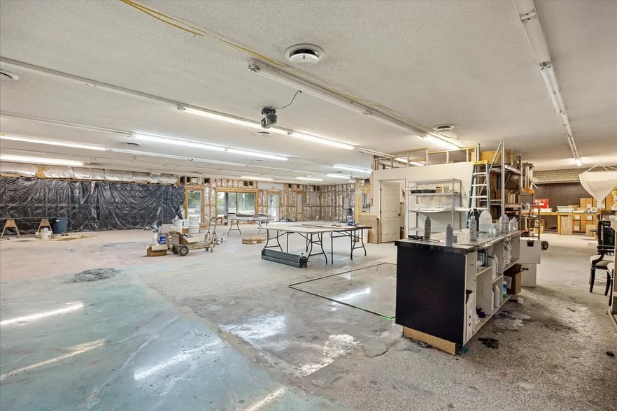 More Photos Of 1409 NE Barnard St, Glen Rose Storefront Retail Office For Sale