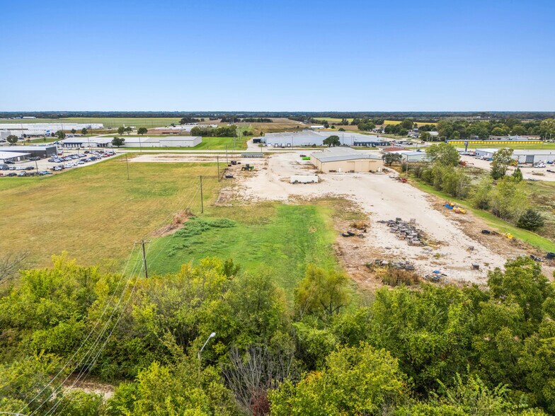 More Photos Of 2701 N State St, Iola Showroom For Sale