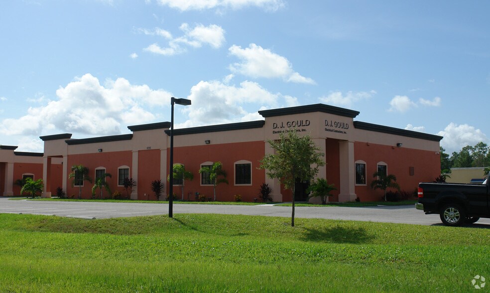 More Photos Of 6391 Corporate Park Cir, Fort Myers Light Distribution For Lease