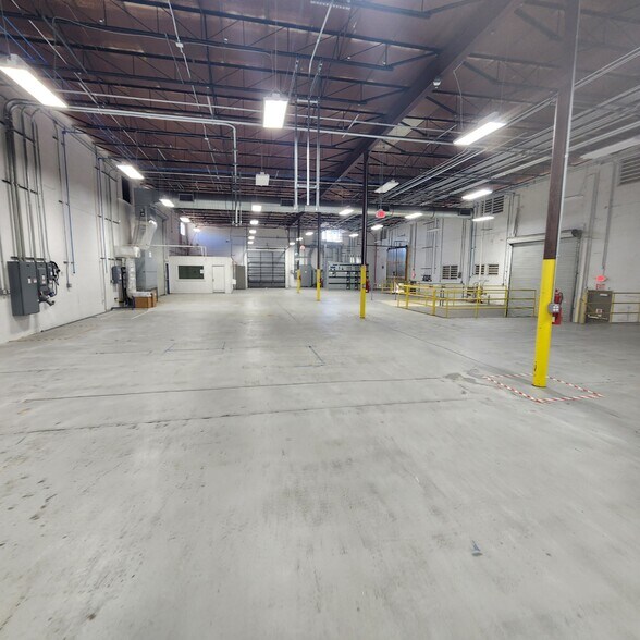 More Photos Of 440 Railroad Ave, Cocoa Distribution For Sale