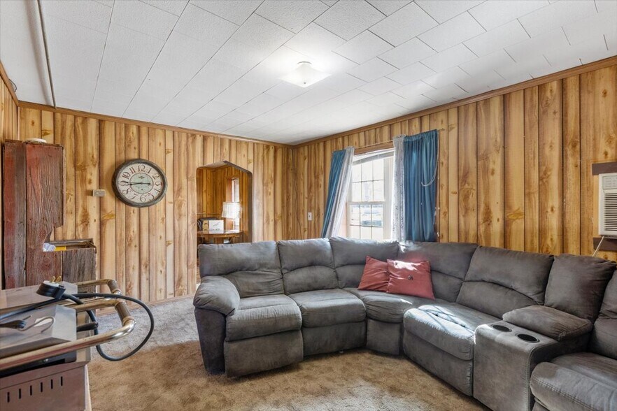 More Photos Of 1034 8th St, Onawa Bar For Sale