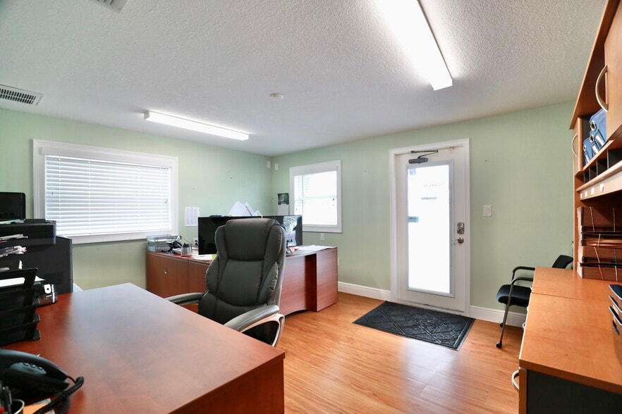 More Photos Of 18824 County Line Rd, Spring Hill Office For Lease