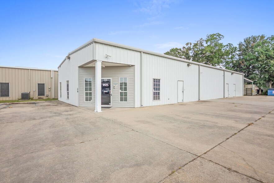 More Photos Of 106 Abigayles Row, Scott Warehouse For Sale