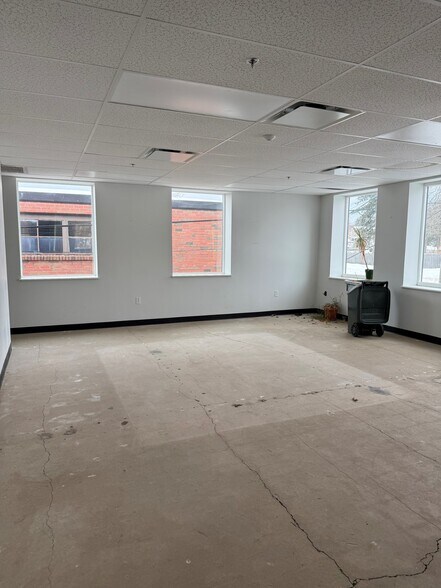 More Photos Of 18 Midland St, Hartford Light Manufacturing For Lease