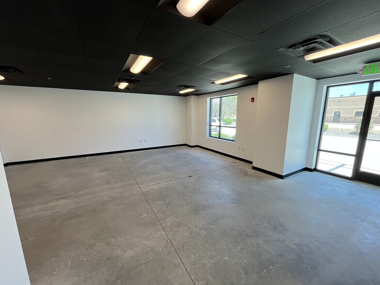 More Photos Of 9235 Eastman Park Dr, Windsor Light Manufacturing For Lease