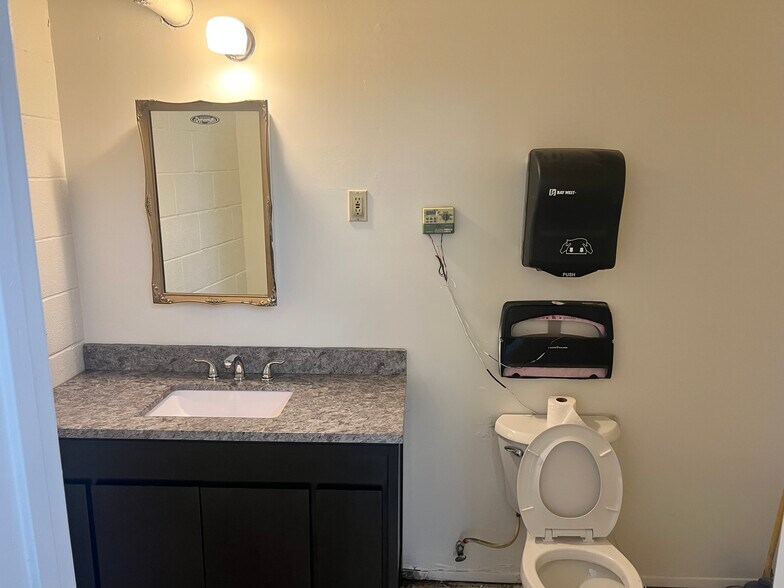 More Photos Of 147 N Gilbert St, Hemet Flex For Sale