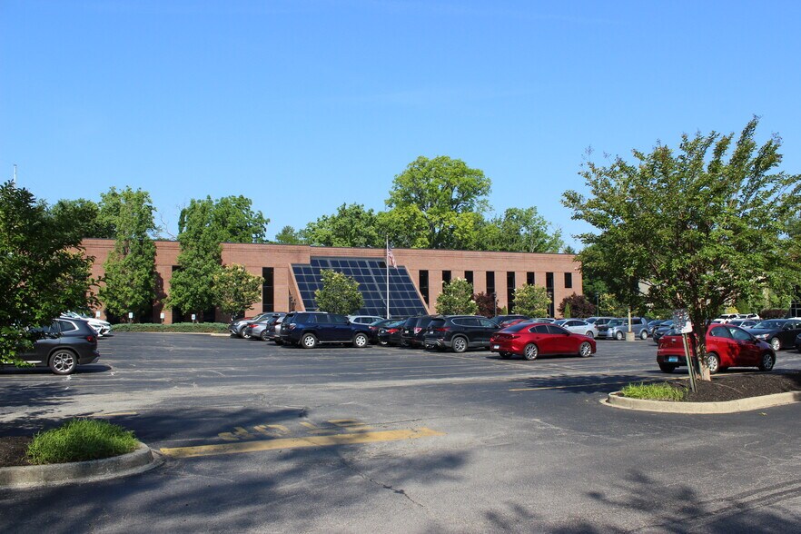 More Photos Of 9911 Shelbyville Rd, Louisville Office For Lease