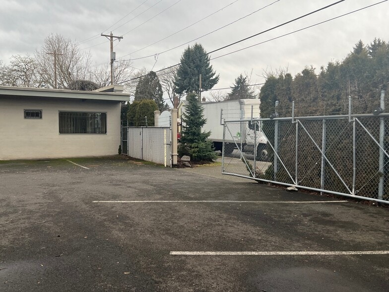 More Photos Of 2304 N Killingsworth St, Portland Warehouse For Sale