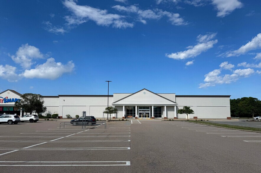 More Photos Of 10-105 Long Pond Rd, Plymouth Unknown For Lease