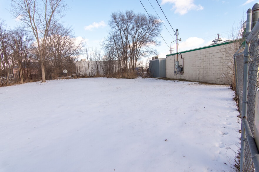 More Photos Of 285 S Outer Dr, Saginaw Restaurant For Sale