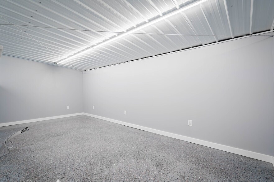 More Photos Of 100 Man Cave, Sunrise Beach Self Storage For Sale